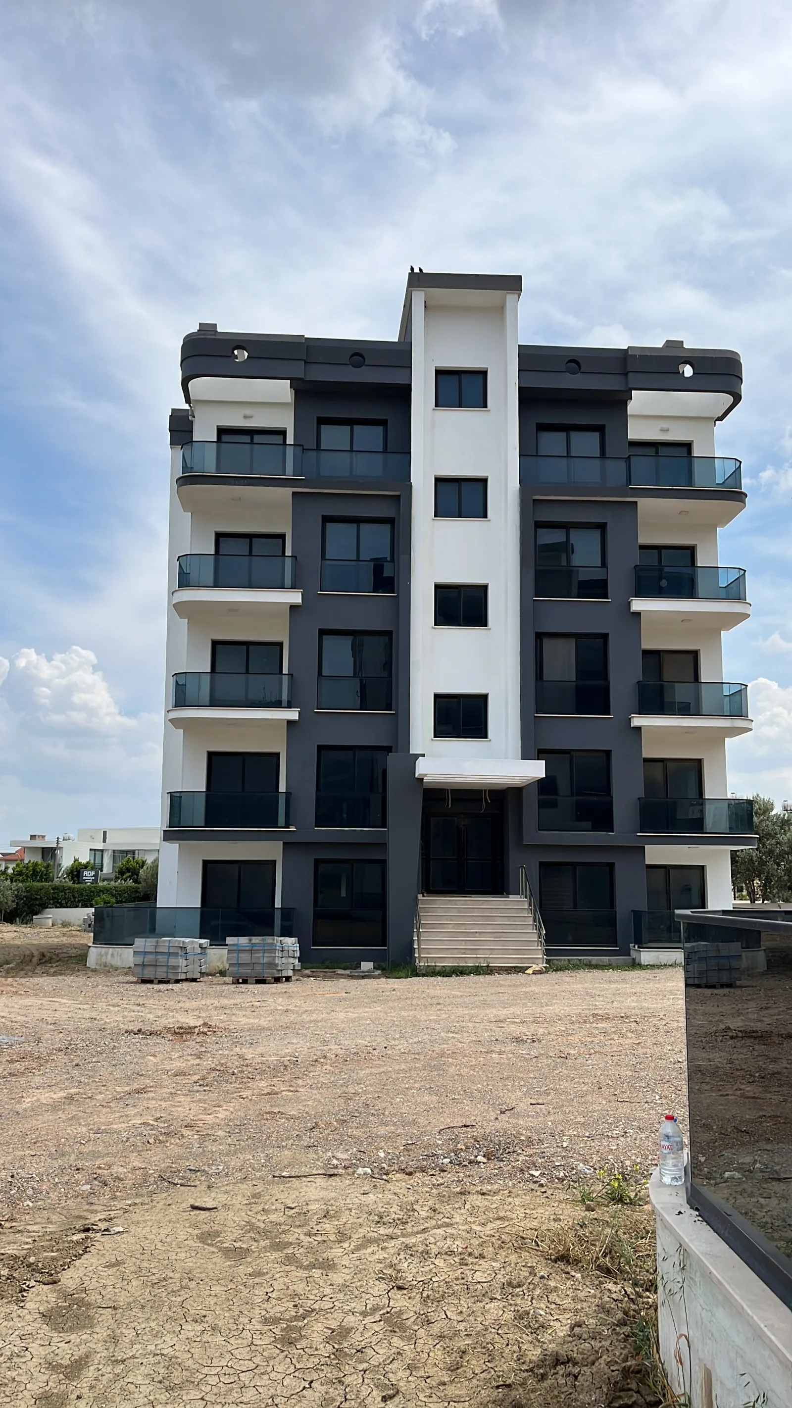 Teraslarında bitkilendirme bulunan modern konut